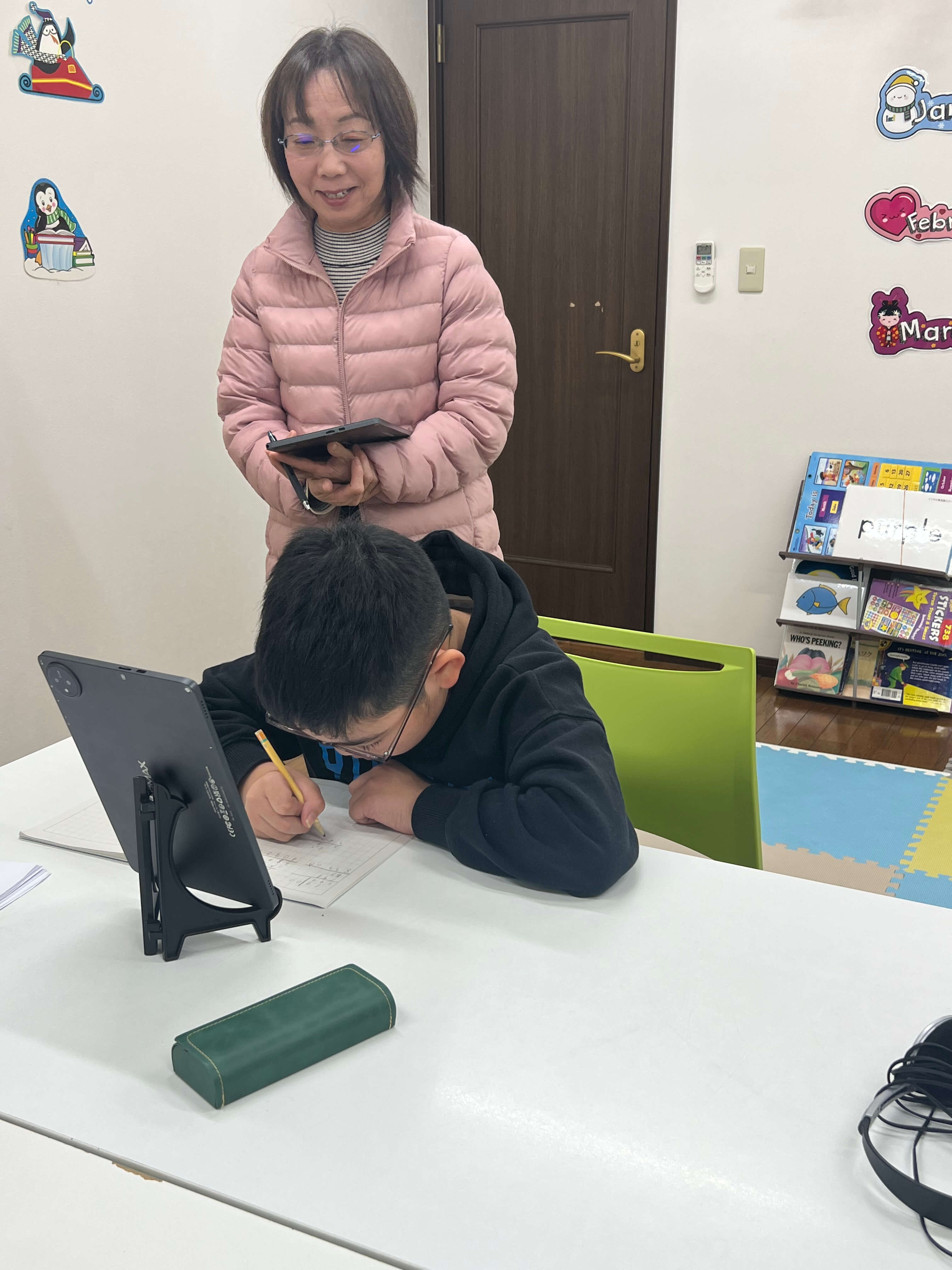 先生が生徒の学習をそばでサポートしている様子
